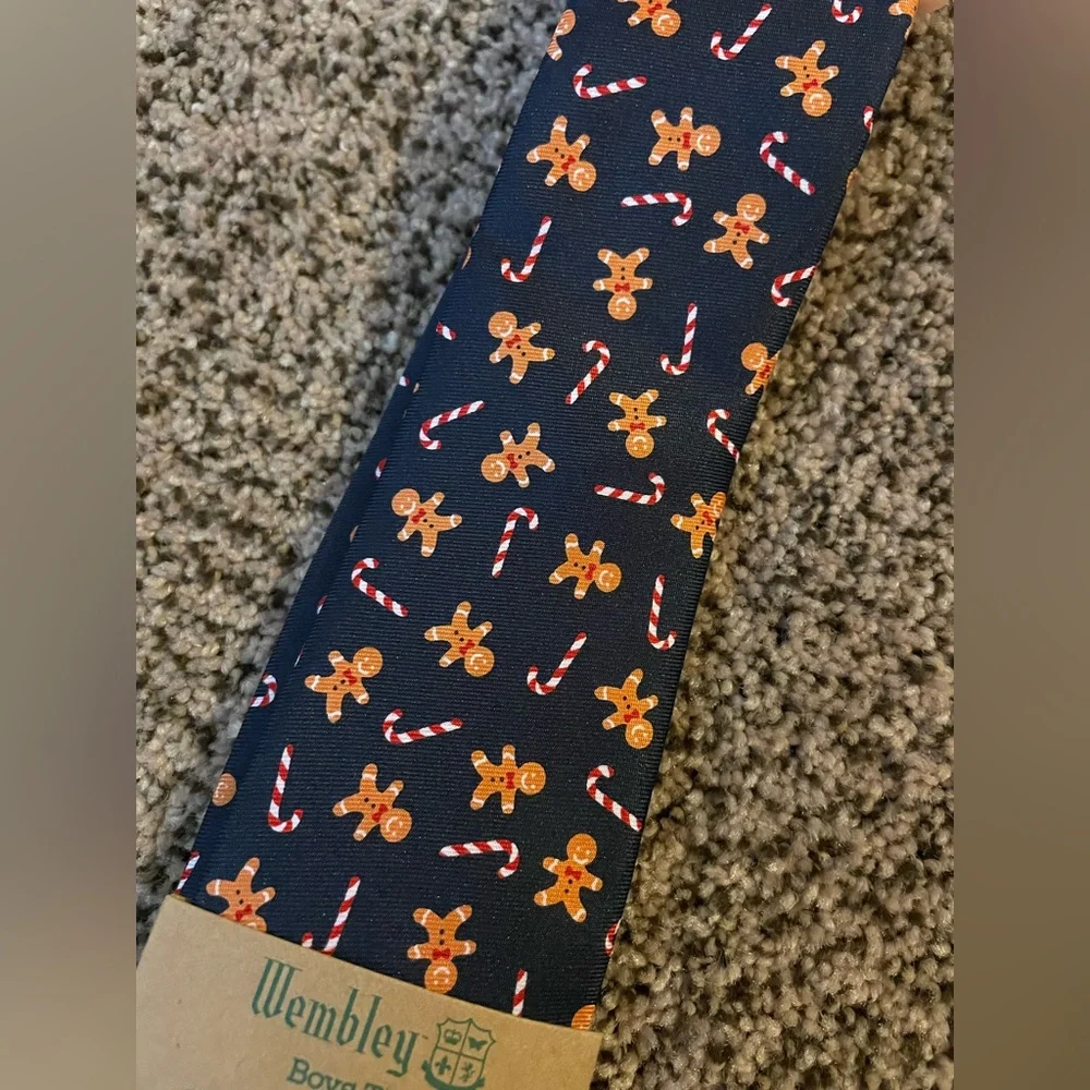 Boys wembley gingerbread and candy cane tie, nwt